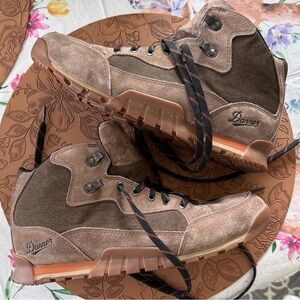 Danner Skyridge Men's brown and tan

Dark Earth size 9.5 D